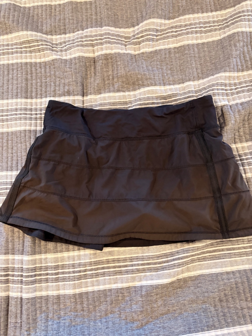 lululemon women’s size 8 Black Athletic Skirt with built in shorts